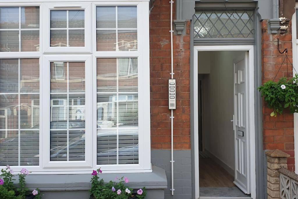 Отель Kunda House Galton Bridge Бирмингем Экстерьер фото